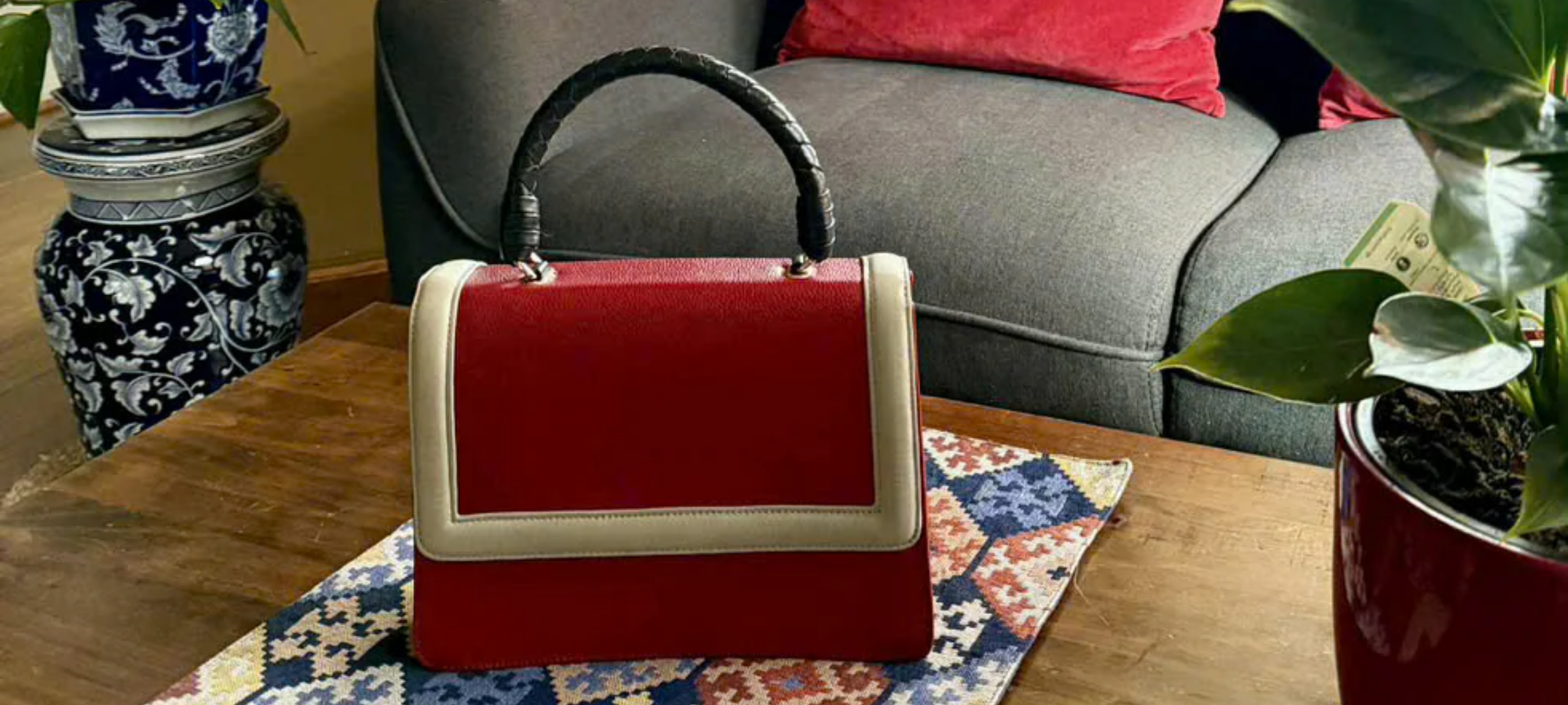A Burst Of Inspiration On The Last Day Of Winter With Neyuh Red Bag - Premium Handcrafted Leather Bags For Professionals - Gallery de Neyuh