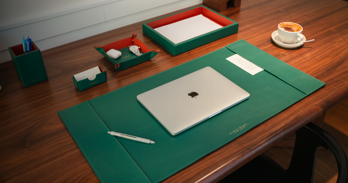 Year-End Leather Corporate Gifts: What to Choose by Recipient