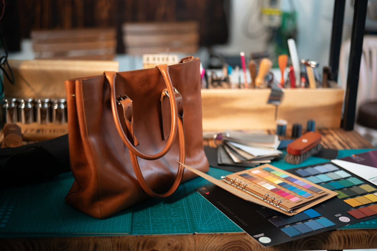 How to Choose a Leather Work Bag for Women: Size, Weight, Pockets