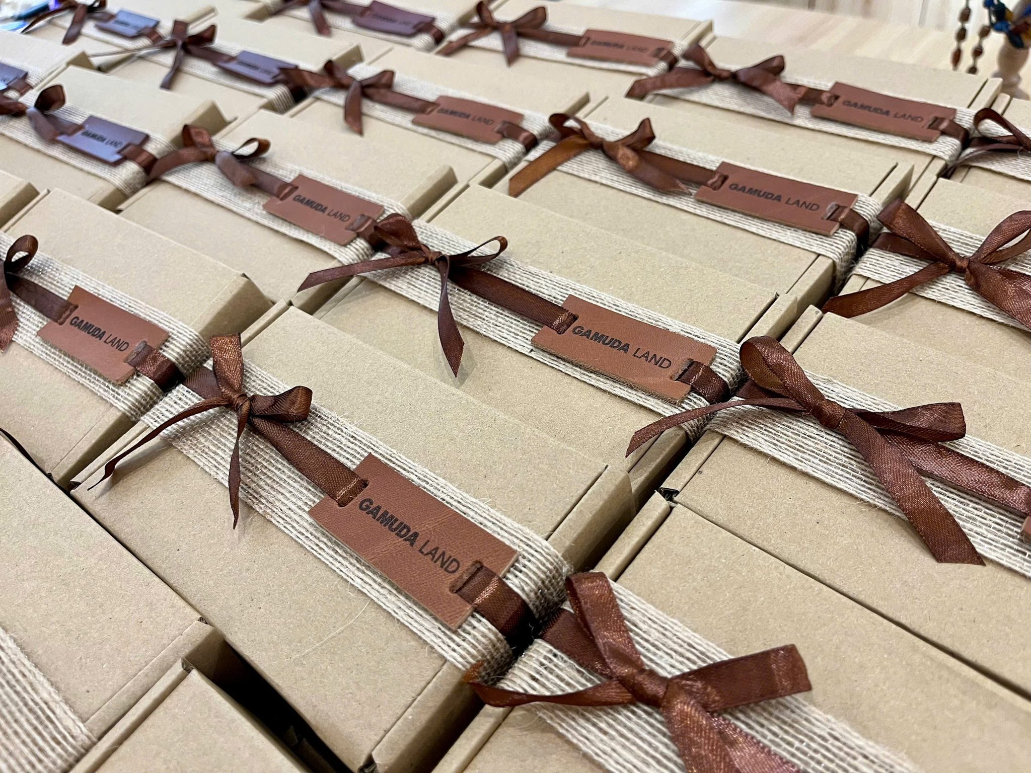 The Art of Corporate Gifting: Where the Gesture Speaks Louder Than the Gift - Premium Handcrafted Leather Bags For Professionals - Gallery de Neyuh