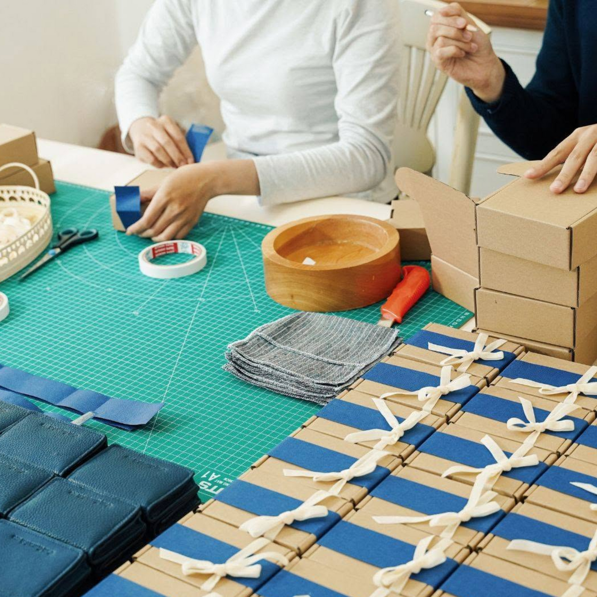 Custom logo leather corporate gifts packed by hand