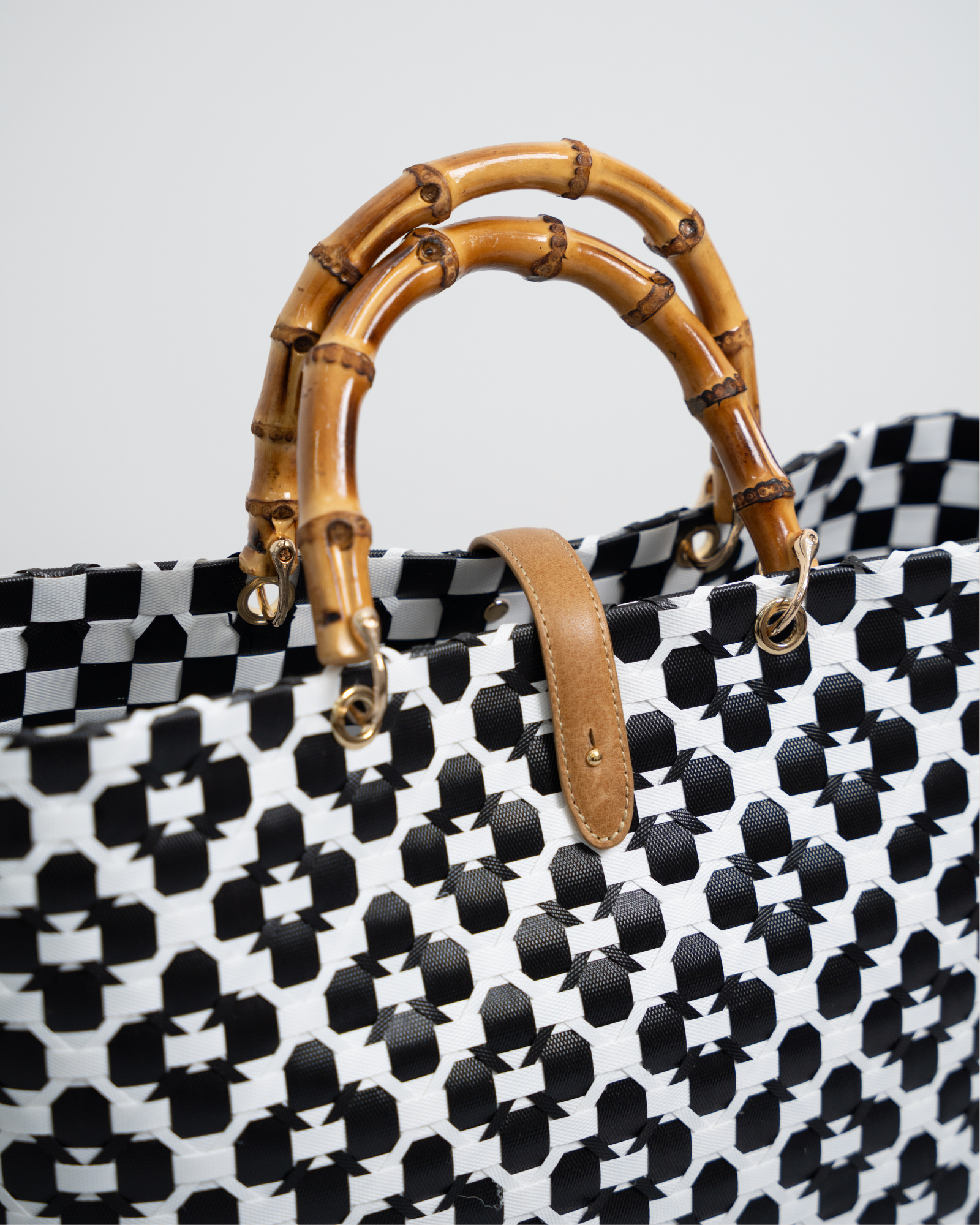 HANDWOVEN BEACH TOTE BAG WITH BAMBOO HANDLE
