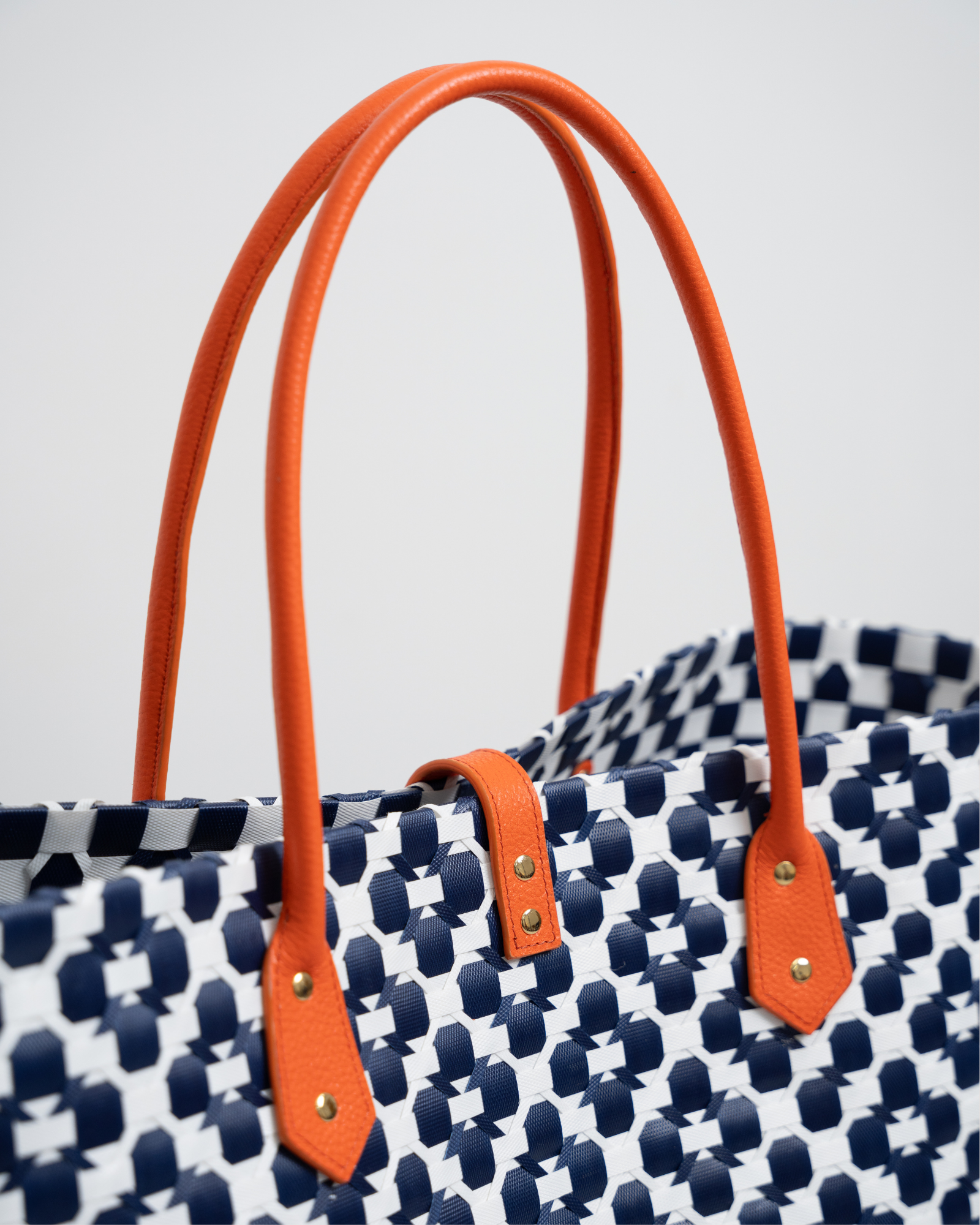 HANDWOVEN BEACH TOTE BAG WITH LEATHER HANDLE