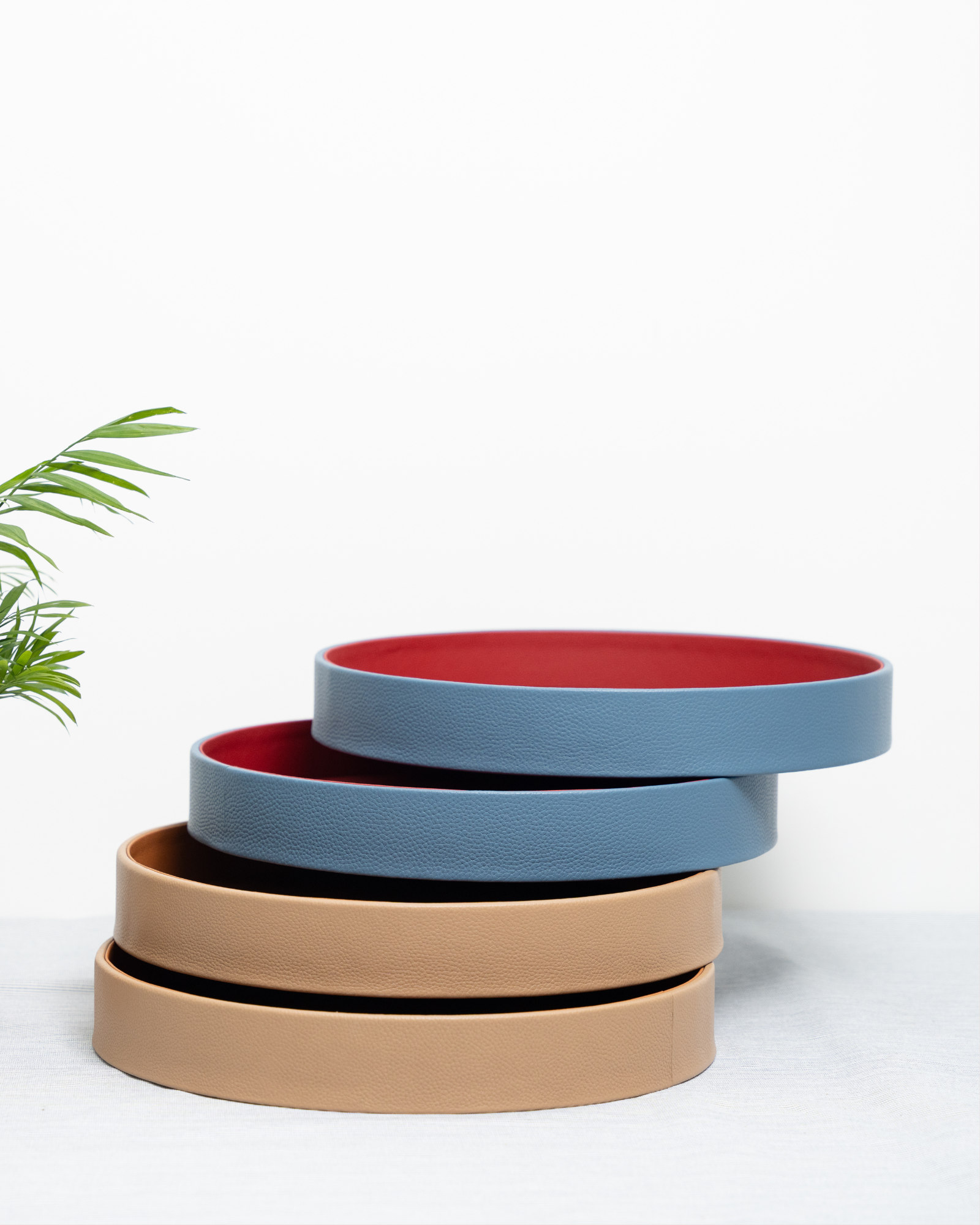 HANDCRAFTED ROUND LEATHER TRAY