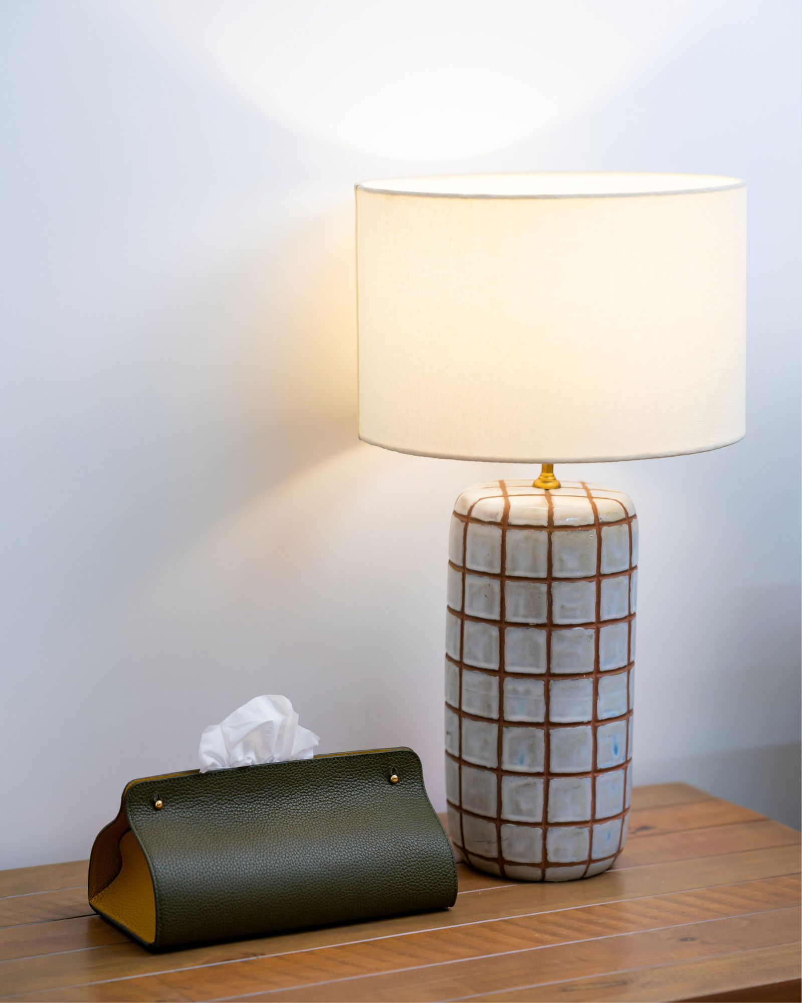 CURVED LEATHER TISSUE BOX COVER WITH SNAP-BUTTON CLOSURE